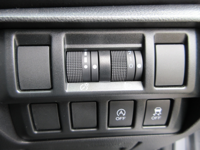 ������E�X�s���h�~�̈��S���u�𑕔����Ă���܂��B�����I�Ƀu���[�L�E�A�N�Z���𐧌䂵�ċ��������肳���鑕�u�ł��B�����Ƃ����������S�̑����ł��B