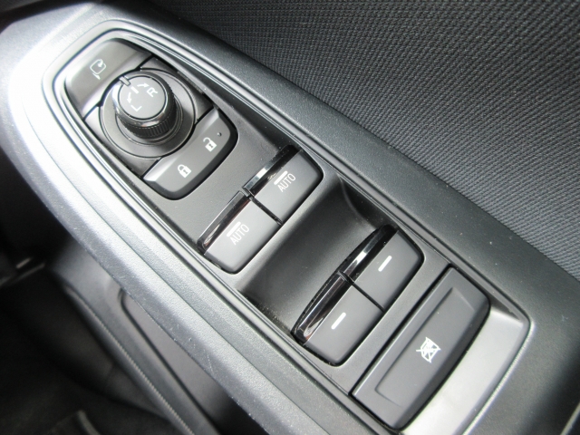 �p���[�E�B���h�E�͉^�]�Ȃ̃X�C�b�`�̂݃I�[�g�@�\����������Ă���܂��B�E�B���h�E���b�N����������Ă���̂ŁA���q�l�ƈꏏ�̎������S�ł��ˁB