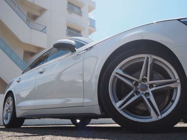 純正１８インチＡＷが足元を煌かせます♪