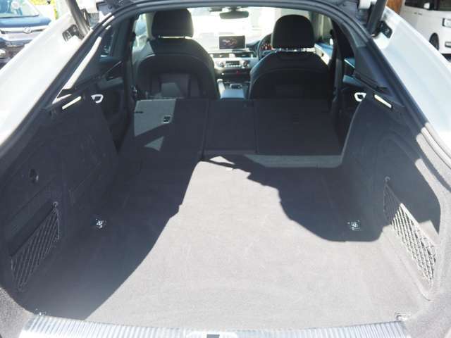 ☆広々した荷室でゴルフバック等の大きな荷