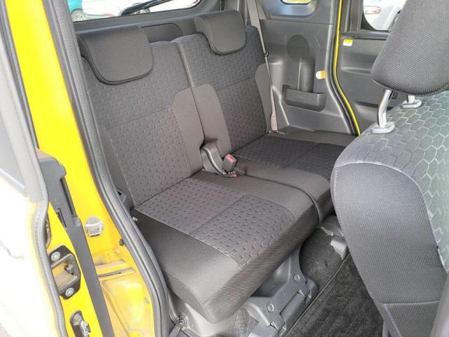 後方シートの足元も広々！