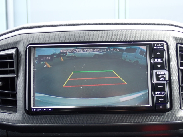 バックカメラ装備しております。駐車時に大変役に立ちますよ♪駐車が苦手な方にも便利機能です♪