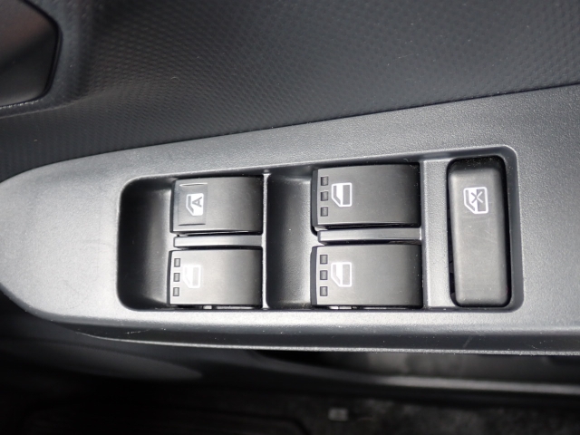 窓の開閉は電動（パワーウィンド）になりますので、便利ですよね。