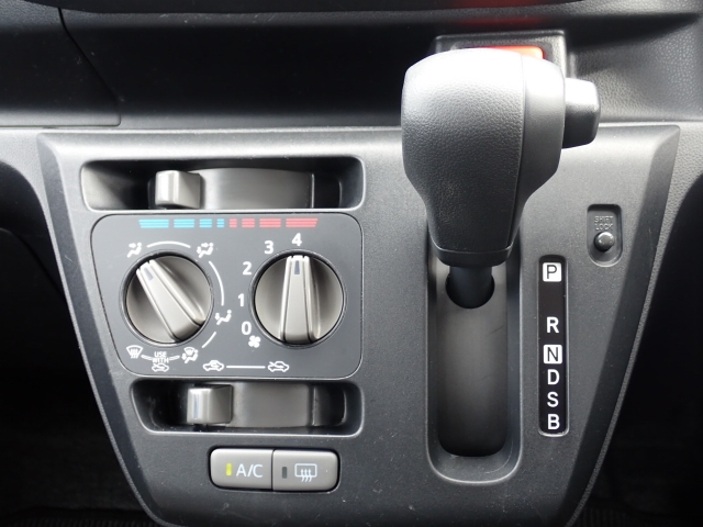 シフトとエアコンです。ダイヤル式のマニュアルエアコンになります。シンプルで使いやすい！
