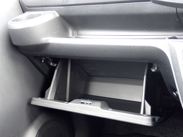 収納たっぷりグローブボックス。