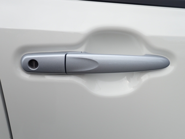 オリックス認定中古車は納車前点検時、エンジンオイル、オイルエレメント、エアコンフィルター、ワイパーゴムを交換してご納車致します。