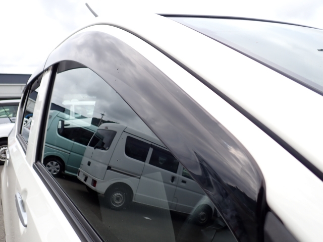 雨の日の換気に便利なドアバイザー付き！