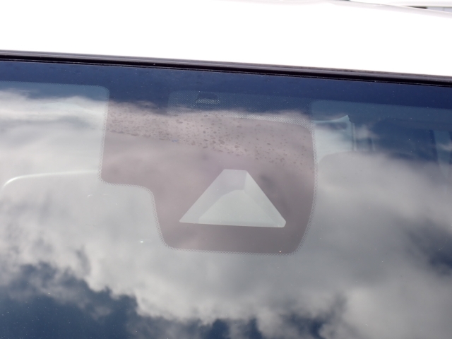 �t�����g�J�����őO���̎ԗ�����s�ғ������m�B�Փ˂������Ȏ��͏Փˉ���y���u���[�L���쓮�A�Փˉ�����T�|�[�g�B