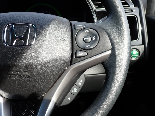 �y�N���[�Y�R���g���[���z�������H�ł̒��������s���y�Ɂ�A�N�Z���y�_���𓥂܂��Ɏԑ������ɕۂ��Ƃ��\�ł��B�O���̎ԗ������m���ĎԊԂ�ۂ悤�ɑ��x���߂��Ă���܂��I�I