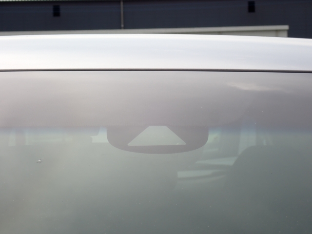 �t�����g�J�����őO���̎ԗ�����s�ғ������m�B�Փ˂������Ȏ��͏Փˉ���y���u���[�L���쓮�A�Փˉ�����T�|�[�g�B