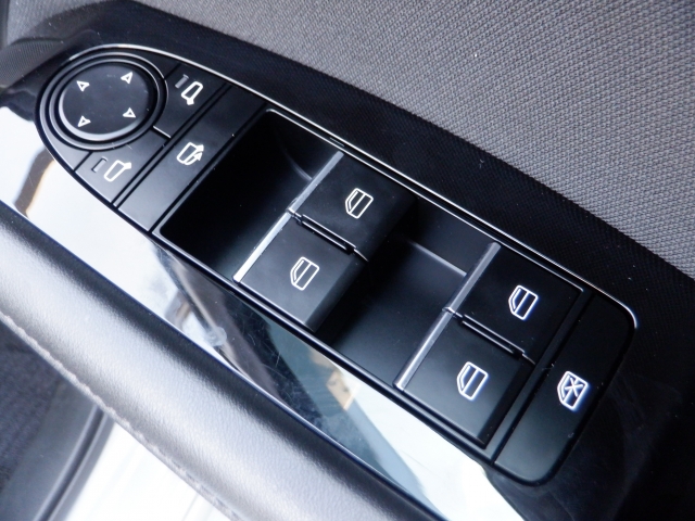 �p���[�E�B���h�E�͉^�]�Ȃ̃X�C�b�`�̂݃I�[�g�@�\�������I���q�l���ꏏ�̎������S�̃E�B���h�E���b�N�t����X�Ƀh�A�~���[�͓d�����̊p�x�������i�[�@�\�t���Ȃ̂ŋ������ő劈��I