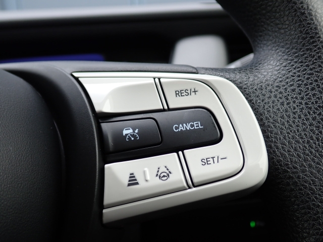 �y�N���[�Y�R���g���[���z�������H�ł̒��������s���y�Ɂ�A�N�Z���y�_���𓥂܂��Ɏԑ������ɕۂ��Ƃ��\�ł��B�O���̎ԗ������m���ĎԊԂ�ۂ悤�ɑ��x���߂��Ă���܂��I�I