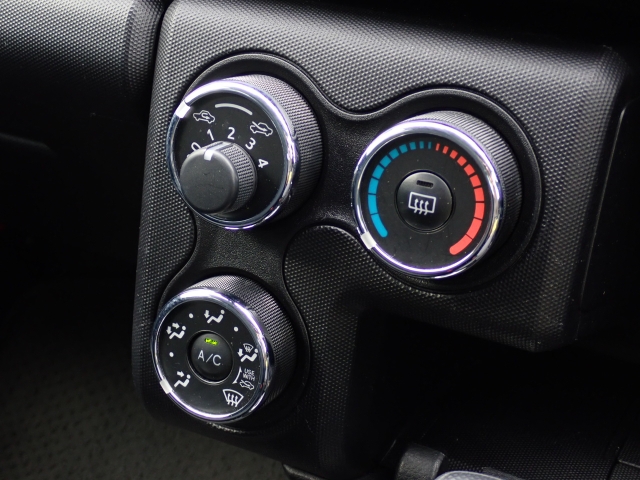 ダイヤル式のマニュアルエアコンになります！シンプルにまとめられています♪