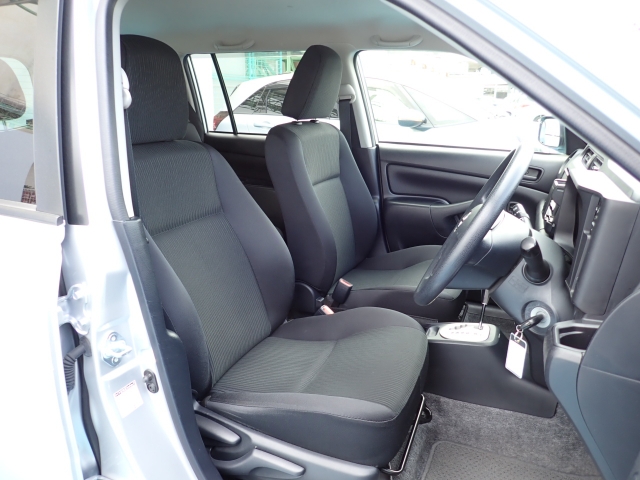 運転席も大きな擦れもなく状態良好です。