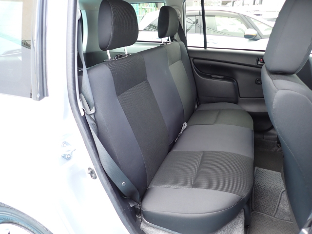 後部座席も大きな擦れもなく状態良好です。