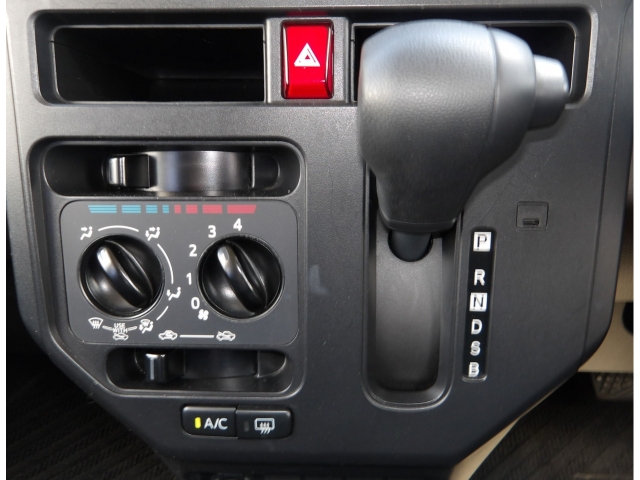 ダイヤル式のエアコンです。エアコンの効きも問題ないですよ！！