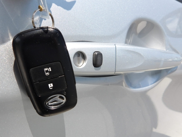 キーをポケットに入れたままでもエンジンＯＮ／ＯＦＦ、ドア施錠／開錠可能♪便利なスマートキー付です♪