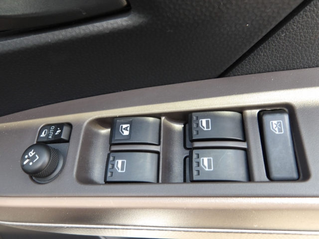 【クリーニング済み！】オリックスの中古車は展示前に内外装のクリーニングを実施しています。納車前にはエアコンフィルターの交換も行います（＊装着車に限る）