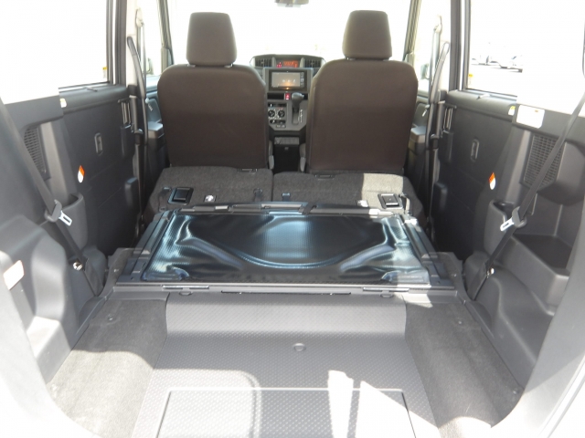 写真のように後部座席を倒せば、更にお荷物が乗せられます♪