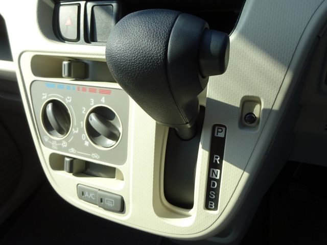 �e�푀��X�C�b�`������̊m�F���[�ԑO�ɓ_�������Ē����܂��B