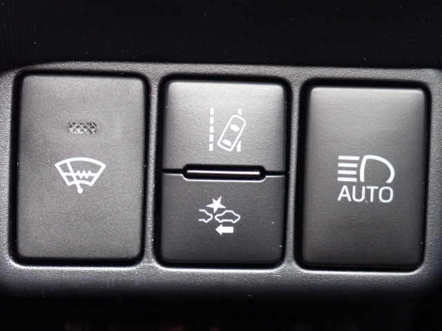 衝突回避軽減ブレーキ、走行中に前方の車両等を認識し、衝突しそうな時は警報とブレーキで衝突回避をアシスト。より安全にドライブをお楽しみいただけます♪