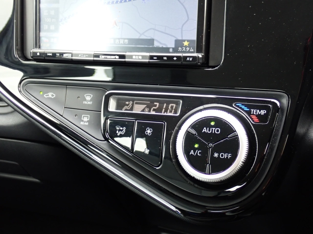 オートエアコン装備。温度設定が出来て、室内快適ですよ。