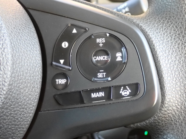 �y�N���[�Y�R���g���[���z�������H�ł̒��������s���y�Ɂ�A�N�Z���y�_���𓥂܂��Ɏԑ������ɕۂ��Ƃ��\�ł��B�O���̎ԗ������m���ĎԊԂ�ۂ悤�ɑ��x���߂��Ă���܂��I�I