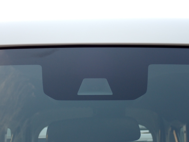 �t�����g�J�����őO���̎ԗ�����s�ғ������m�B�Փ˂������Ȏ��͏Փˉ���y���u���[�L���쓮�A�Փˉ�����T�|�[�g�B