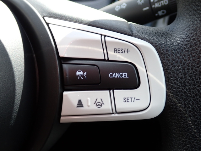 �y�N���[�Y�R���g���[���z�������H�ł̒��������s���y�Ɂ�A�N�Z���y�_���𓥂܂��Ɏԑ������ɕۂ��Ƃ��\�ł��B�O���̎ԗ������m���ĎԊԂ�ۂ悤�ɑ��x���߂��Ă���܂��I�I