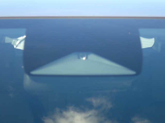 �t�����g�J�����őO���̎ԗ�����s�ғ������m�B�Փ˂������Ȏ��͏Փˉ���y���u���[�L���쓮�A�Փˉ�����T�|�[�g�B