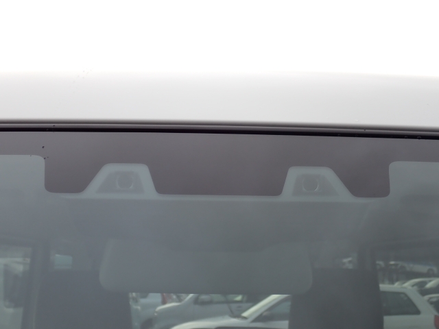 �t�����g�J�����őO���̎ԗ�����s�ғ������m�B�Փ˂������Ȏ��͏Փˉ���y���u���[�L���쓮�A�Փˉ�����T�|�[�g�B