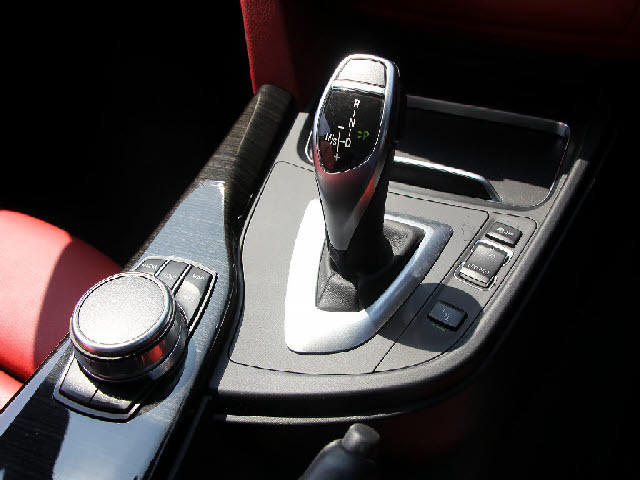 当社では全車充実の無料アフターサービス付です！全車無料２年保証＆年３回３年間エンジンオイル交換無料＆ポリマーメンテナンス施工＆関東圏外陸送納車費用無料サービス中。詳しくはホームページをご覧ください。