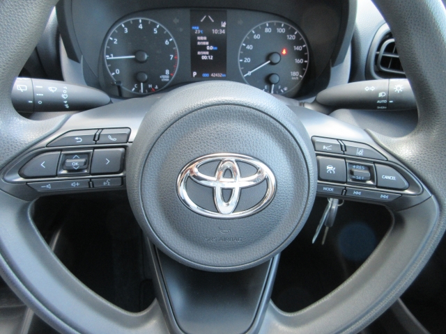 �N���[�Y�R���g���[���𑕔����Ă��܂��̂ŁA�������H�ȂǂŃA�N�Z���y�_���𓥂܂��Ɏԑ������ɕۂ��Ƃ��\�ł�