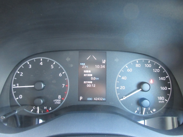 �R�ɕ����ꂽ���[�^�[�p�l���͋@�\���Ƃɕ�����Ă���̂ŁA�Ԃ̏󋵂����f���₷���A���₷���f�U�C���ƂȂ��Ă���܂��B