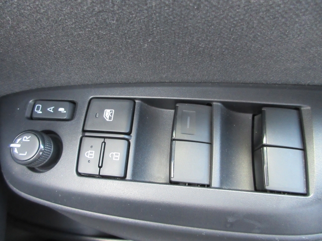 �p���[�E�B���h�E�͉^�]�Ȃ̃X�C�b�`�̂݃I�[�g�@�\����������Ă���܂��B�E�B���h�E���b�N����������Ă��܂��B