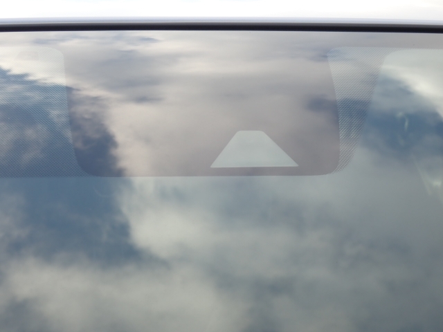 �t�����g�J�����őO���̎ԗ�����s�ғ������m�B�Փ˂������Ȏ��͏Փˉ���y���u���[�L���쓮�A�Փˉ�����T�|�[�g�B