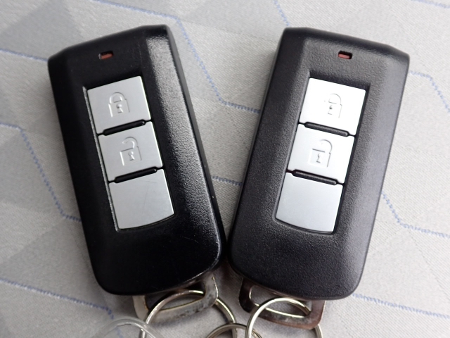 �X�}�[�g�L�[�����I�L�[���|�P�b�g��o�b�O�ɓ��ꂽ�܂܁A�h�A���b�N�̊J���E�{���E�G���W���n�����\�ł��B