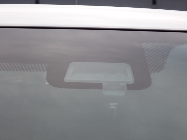 �t�����g�J�����őO���̎ԗ�����s�ғ������m�B�Փ˂������Ȏ��͏Փˉ���y���u���[�L���쓮�A�Փˉ�����T�|�[�g�B