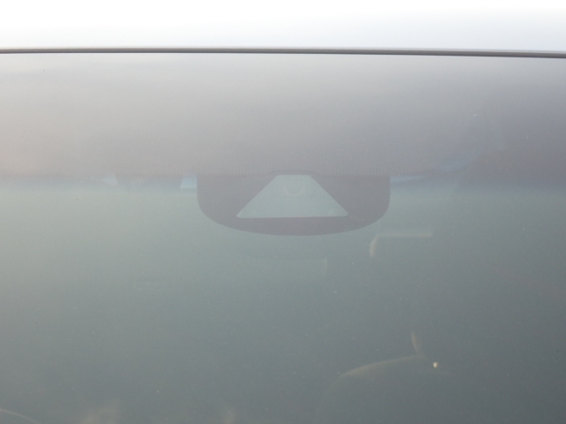 �t�����g�J�����őO���̎ԗ�����s�ғ������m�B�Փ˂������Ȏ��͏Փˉ���y���u���[�L���쓮�A�Փˉ�����T�|�[�g�B