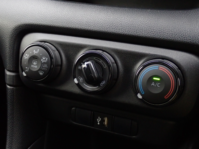 ダイヤル式のマニュアルエアコンになります！シンプルにまとめられています♪