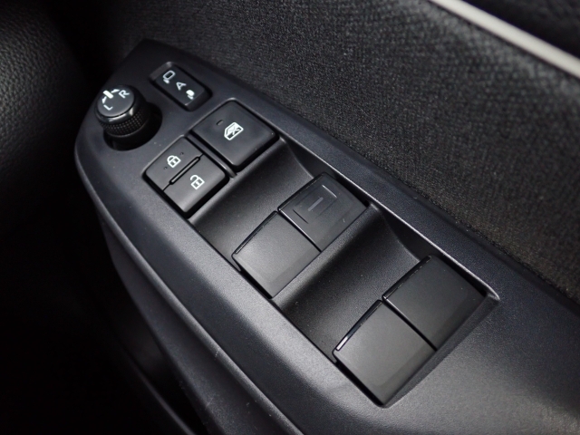 パワーウィンドウなので、窓の開閉もらくらくです！