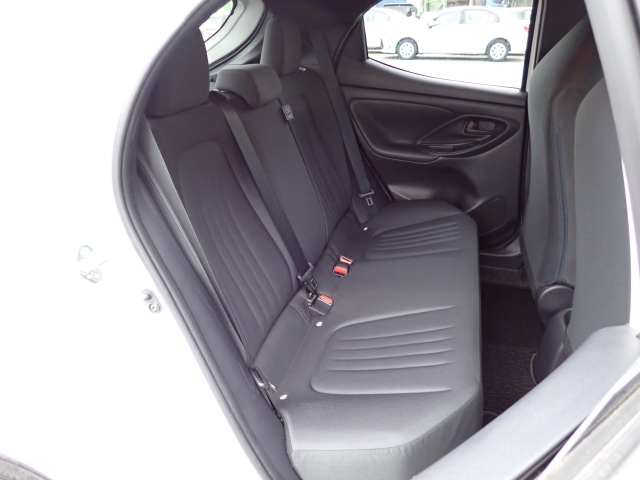 後部座席も大きな擦れもなく状態良好です。