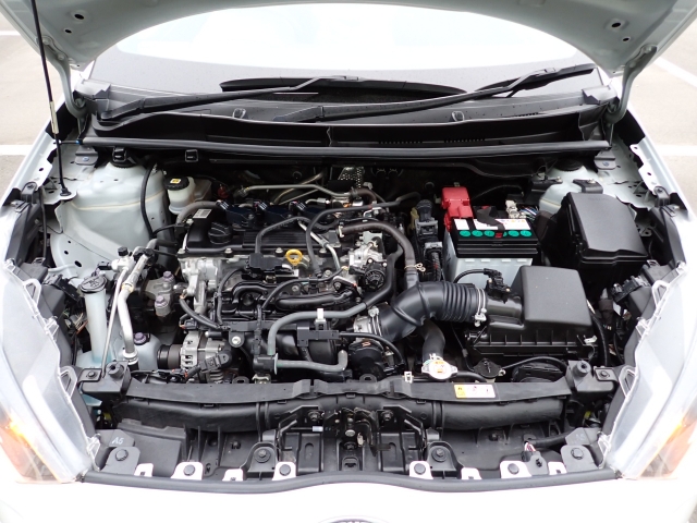 エンジンルームもきれいですよ。機関機構系も良好です。納車前に点検整備も行います。エンジンオイル・オイルフィルター・エアコンフィルター・ワイパーゴムは必ず交換致します