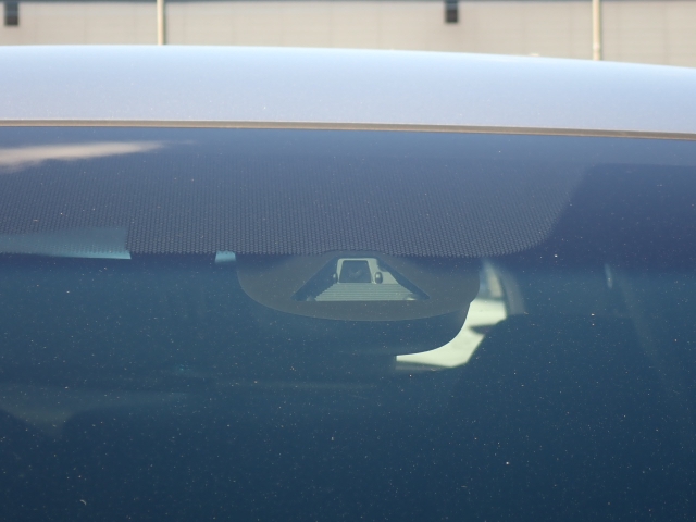 �t�����g�J�����őO���̎ԗ�����s�ғ������m�B�Փ˂������Ȏ��͏Փˉ���y���u���[�L���쓮�A�Փˉ�����T�|�[�g�B