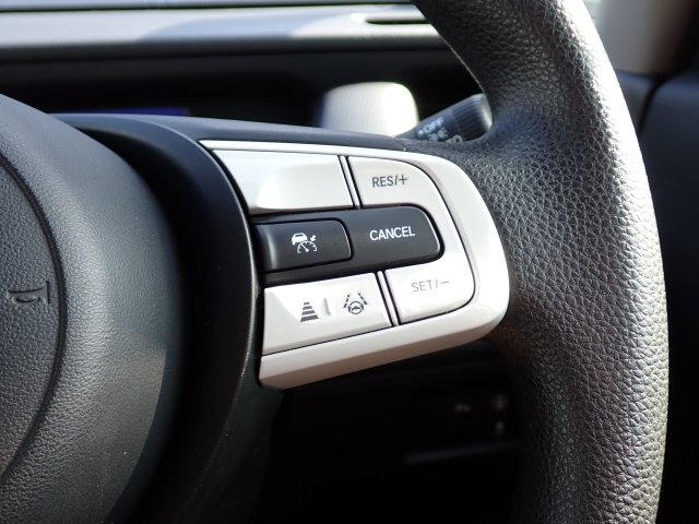 �y�N���[�Y�R���g���[���z�������H�ł̒��������s���y�Ɂ�A�N�Z���y�_���𓥂܂��Ɏԑ������ɕۂ��Ƃ��\�ł��B�O���̎ԗ������m���ĎԊԂ�ۂ悤�ɑ��x���߂��Ă���܂��I�I