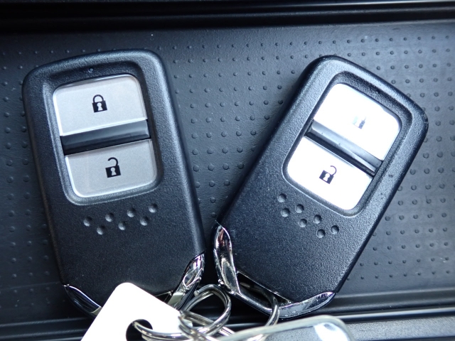 �X�}�[�g�L�[�����I�L�[���|�P�b�g��o�b�O�ɓ��ꂽ�܂܁A�h�A���b�N�̊J���E�{���E�G���W���n�����\�ł��B