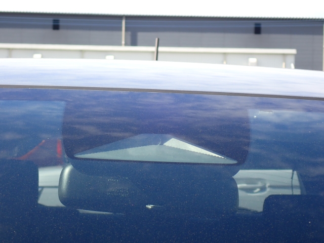 �t�����g�J�����őO���̎ԗ�����s�ғ������m�B�Փ˂������Ȏ��͏Փˉ���y���u���[�L���쓮�A�Փˉ�����T�|�[�g�B