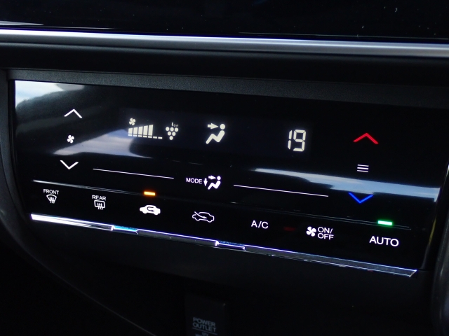 ★オートエアコン装備(^^♪★室温調整も楽々！快適な室温を素早く調整可能です。操作パネルやスイッチも上質で操作性も良好です。
