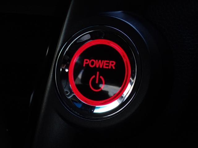 キーレスプッシュスタートシステムを採用しております！ボタン一つでエンジン始動が可能なので、キーを探すこともなくなりますね！