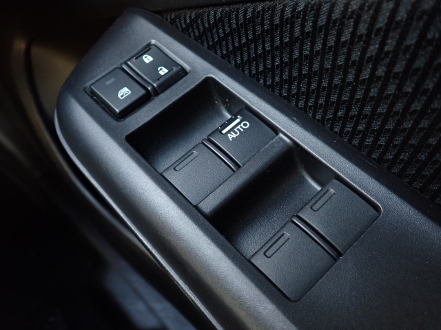 パワーウィンドウなので、窓の開閉もらくらくです！